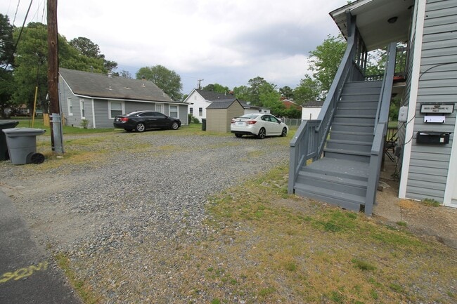 Building Photo - 1500 Briarfield Rd