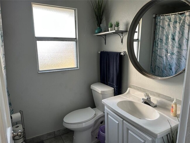 Building Photo - 2521 Lorraine St