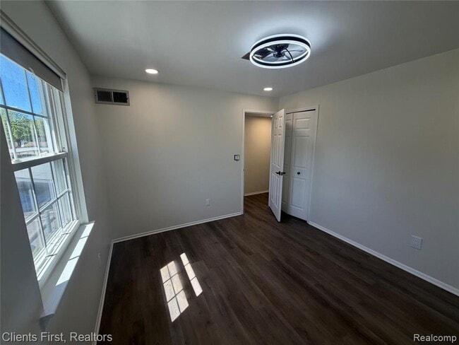 Building Photo - 204 Princeton Dr
