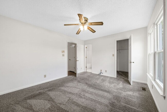 Building Photo - 3 Bedroom Pet Friendly Home For Rent Near 101st Parkway!