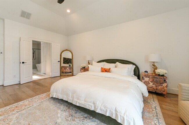 Building Photo - 5233 Darling St