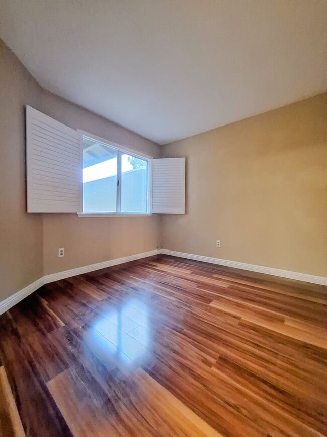 Building Photo - Large 2-story 2 Bedroom Townhouse w/Garage...