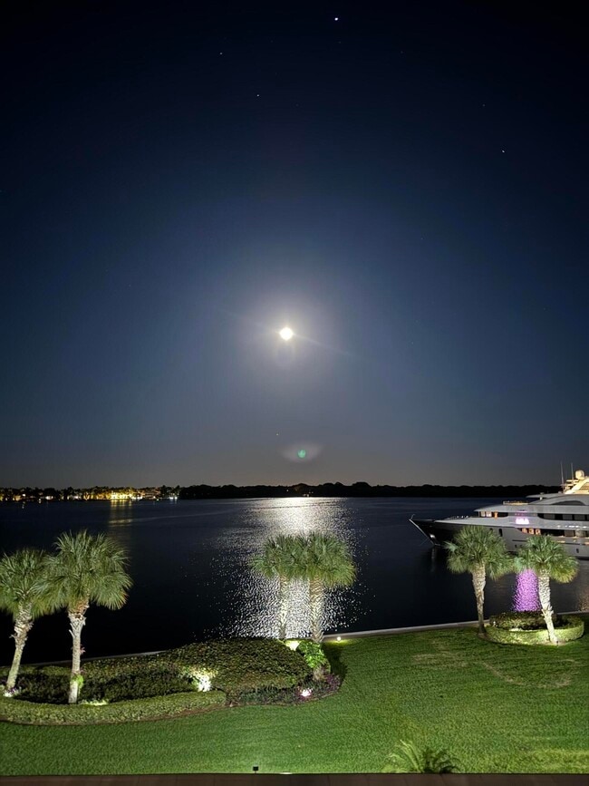 Building Photo - 124 Lakeshore Dr