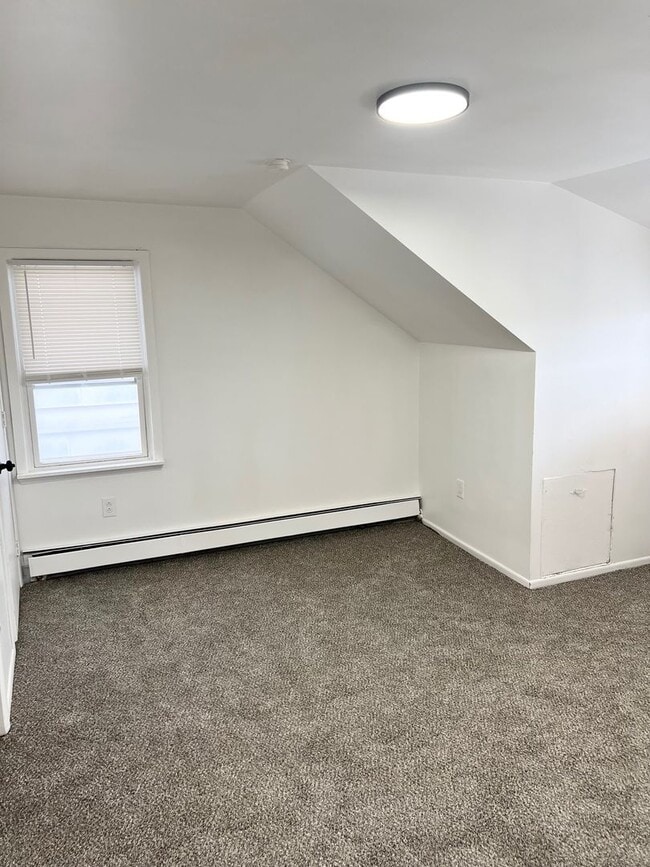 Building Photo - Spacious 3 bed, 2.5 bath Single Family home in Carrick- New Flooring and Paint, Available Immedia...