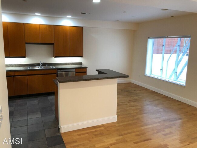 Building Photo - 3 br, 2.5 bath House - 316 Bartlett Street #1