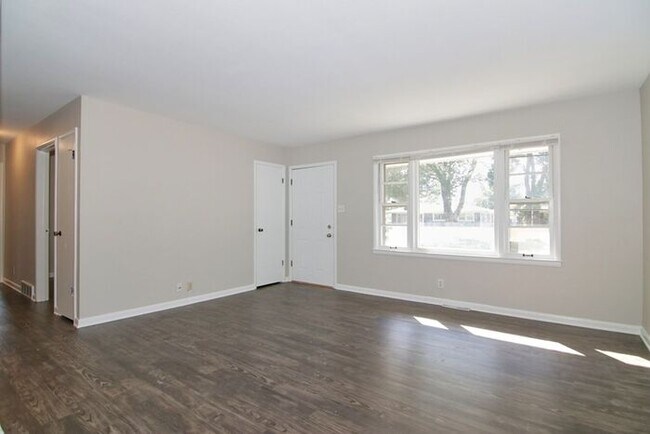 Building Photo - GREAT LAWRENCE TOWNSHIP HOME!