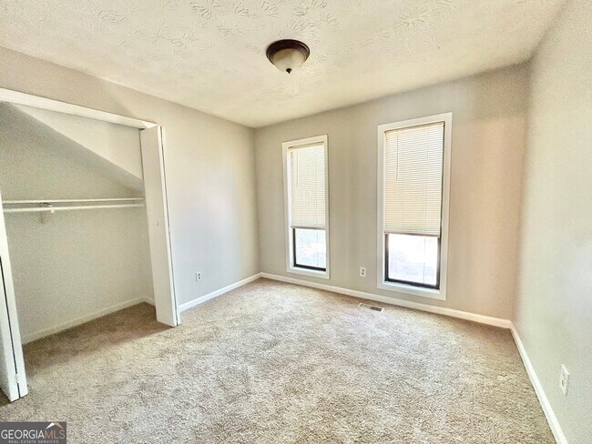 Building Photo - 5995 Sutton Pl