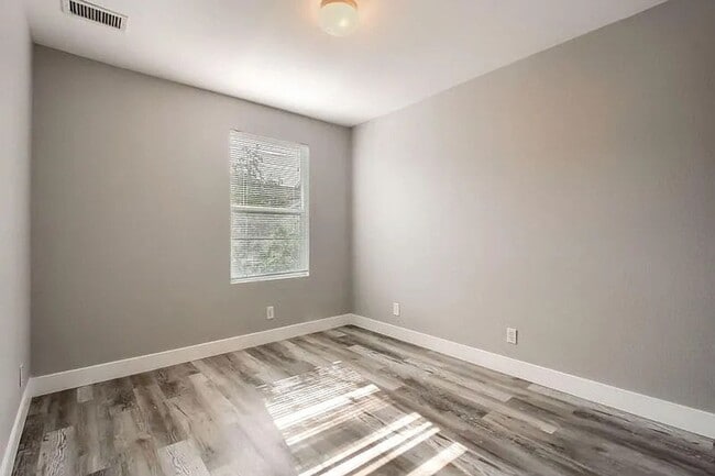 Building Photo - Beautiful 3 bedroom Townhome in Green Valley Ranch