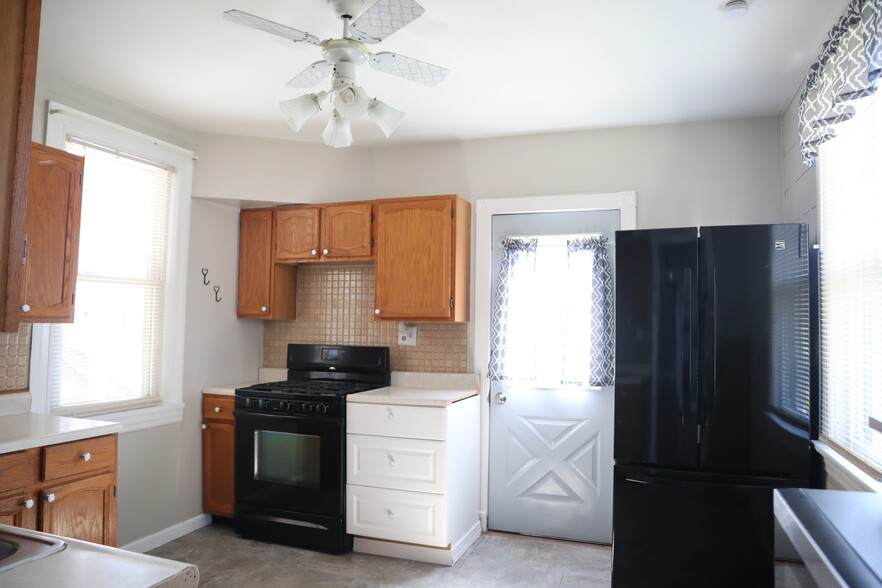 The kitchen offers direct access to the back yard - 715 Clinton Pl