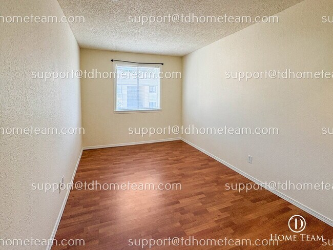 Building Photo - "Charming 2-Bed Condo in Bellevue with 923 Sq Ft of Comfort!"