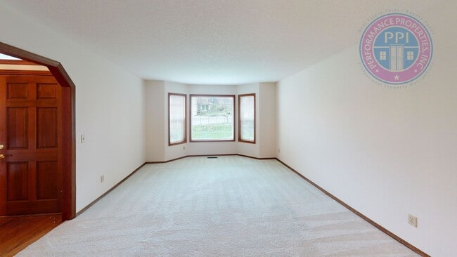 Building Photo - Hidden Springs in West Linn! Pets Friendly! Room To Roam