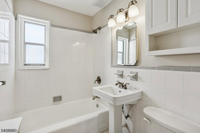 Building Photo - 6 W Roselle Ave