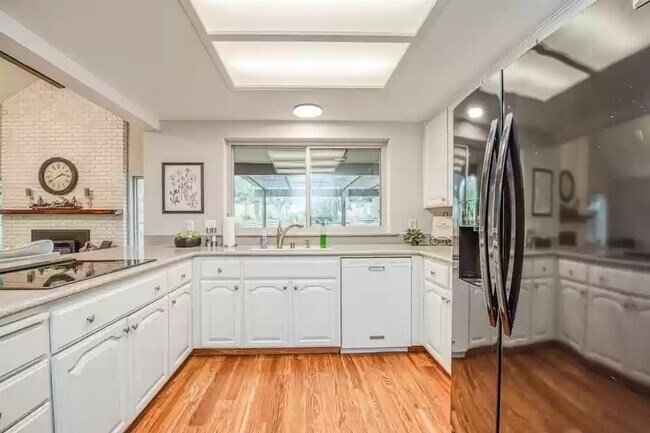 Building Photo - 836 E Serena Ave