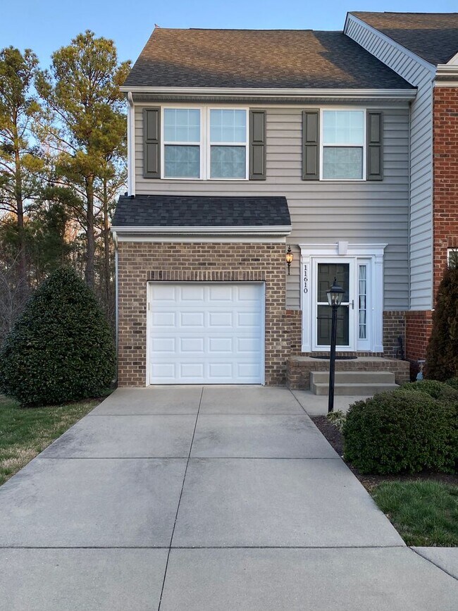 Building Photo - -- AVAILABLE MAY 8TH -- 3 BR / 3.5 BA End Unit Townhome, Available May 8th!