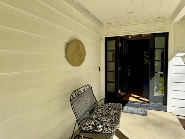 Building Photo - Gorgeous 5 bedroom, 4.5 bath, Westside Dan...