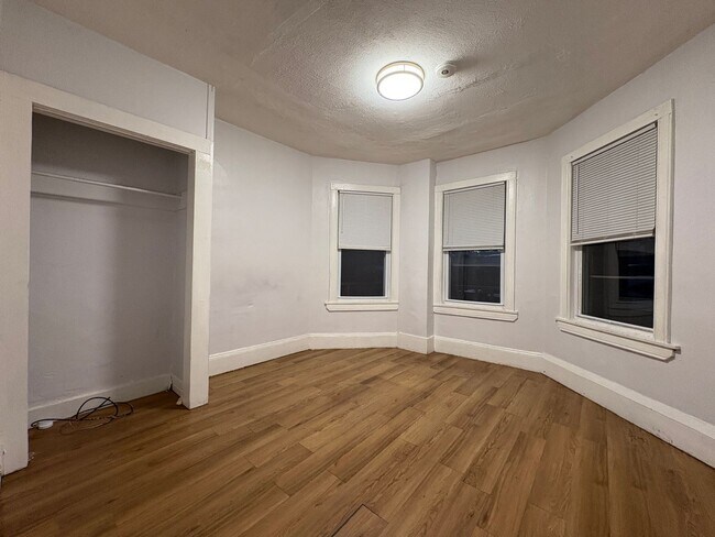 Building Photo - 58-60 Temple Street