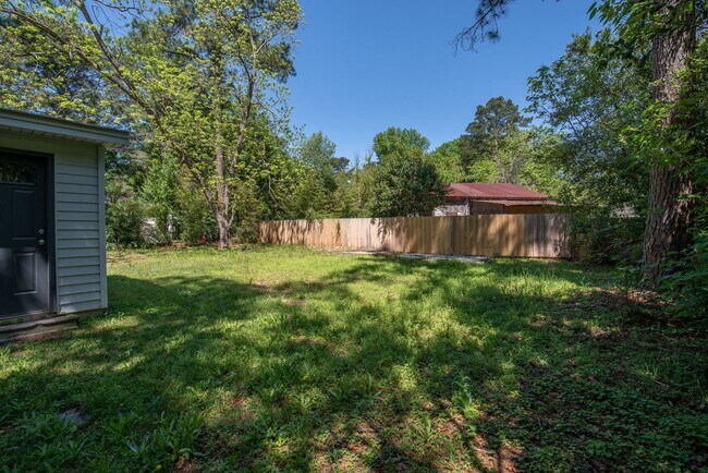Building Photo - $1,250 - 3 bed/1 bath single-family home f...