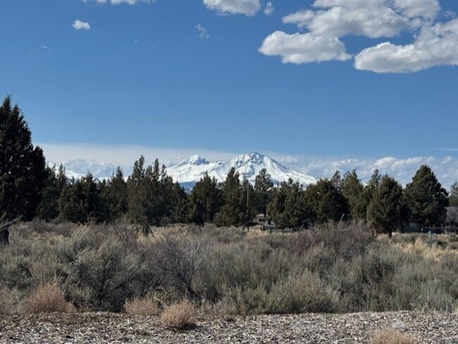 Building Photo - Amazing sunsets just minutes from Bend/Sisters
