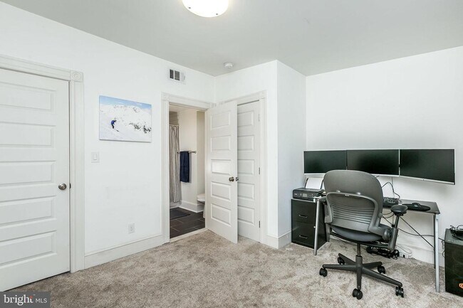 Building Photo - 613 S Linwood Ave