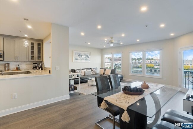 Building Photo - 302 The Promenade