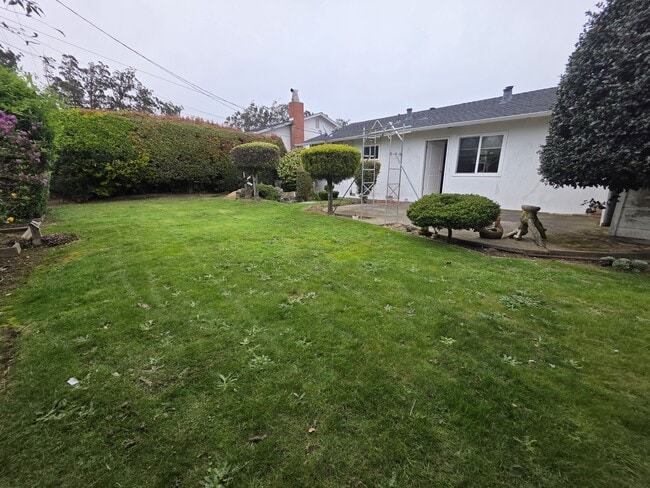 Building Photo - 2440 Maywood Dr