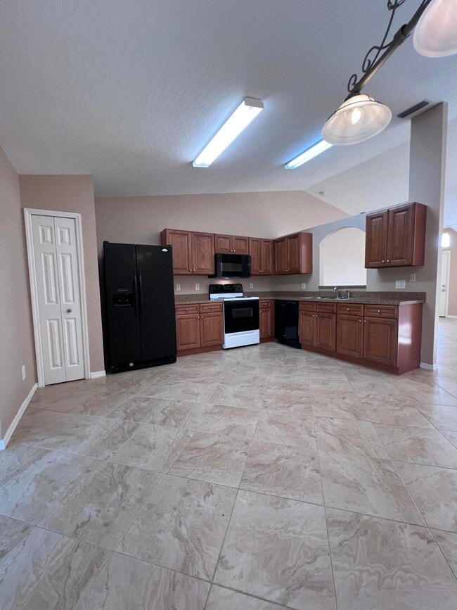 Building Photo - 830 Laurel Dr