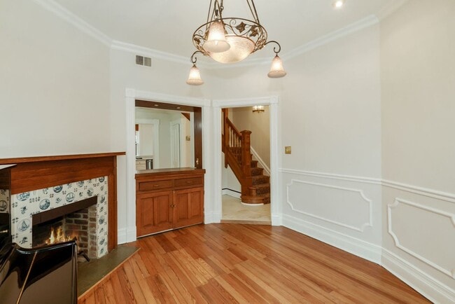 Building Photo - 3 Bed 2.5 Bathroom - Capitol Hill Rowhome - Driveway For Parking