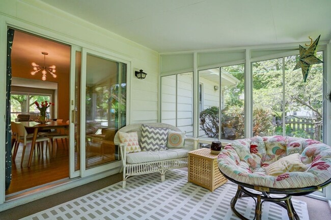 Building Photo - Charming West Side Single Family Home with Mid Century Modern feel