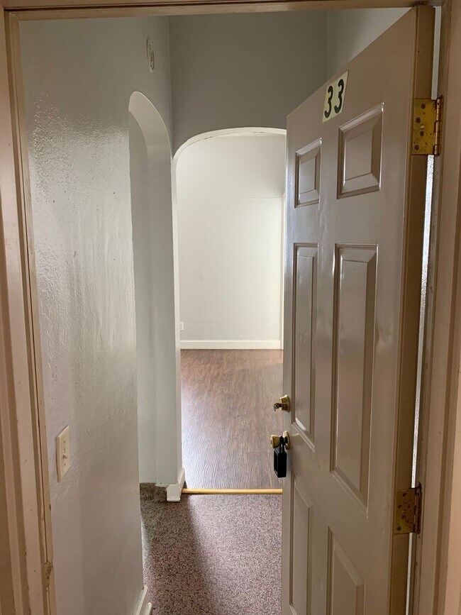 Building Photo - Large one room efficiency with large kitchen