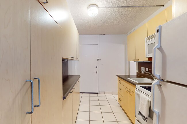 Building Photo - Available July 25! Convenient Location in ...