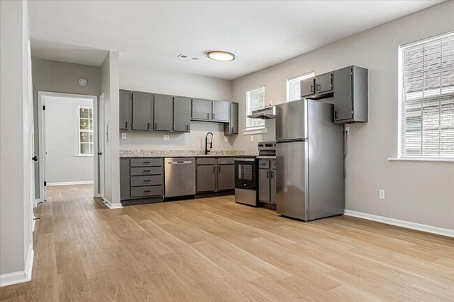 Building Photo - 2395 Forrest Avenue Unit 3