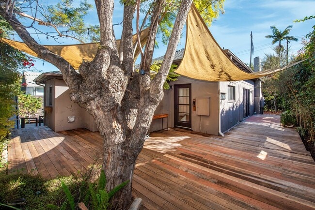 Building Photo - Gorgeously Restored Downtown Home!