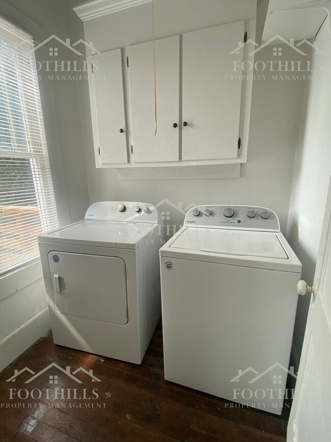 Building Photo - Updated 3 Bedroom Home with Yard, Deck, an...
