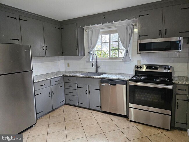 Building Photo - 56 Chapman Ave