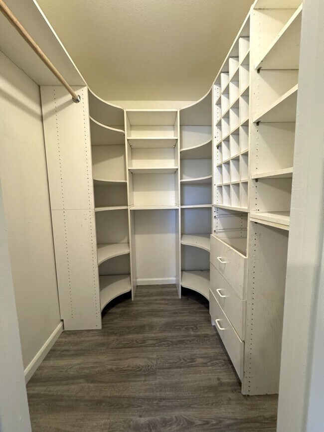 Building Photo - CORNER LOT 3 BEDROOM PLUS DEN WITH FIREPLACE AND LARGE YARD