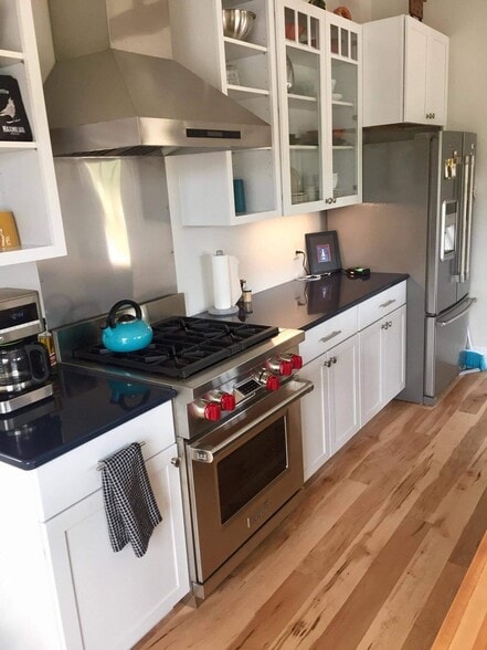 Building Photo - 19 5th Ave