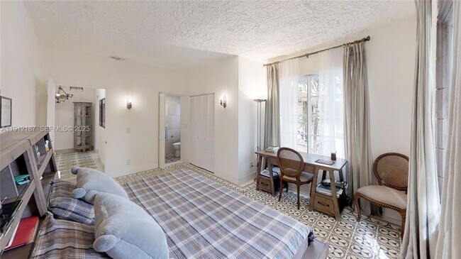 Building Photo - 327 Menores Ave