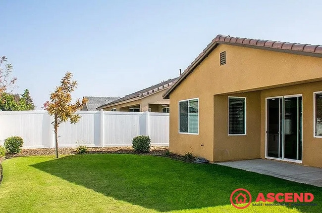 Building Photo - Beautiful Home Located in Gated Community ...