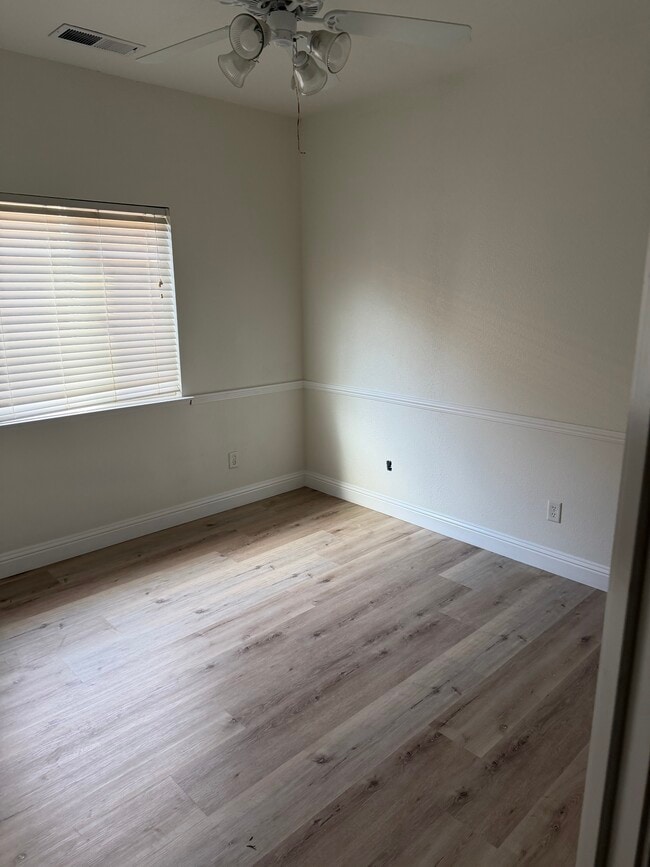 Building Photo - 1097 E Sarazen Ave