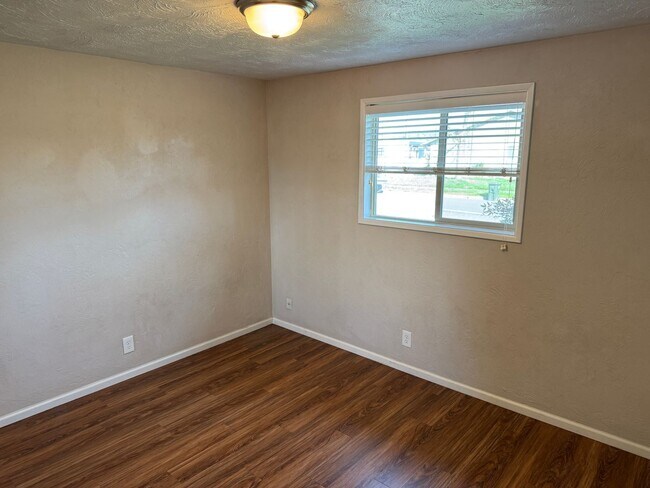 Building Photo - Updated 2 bed 1 bath duplex in Springfield!