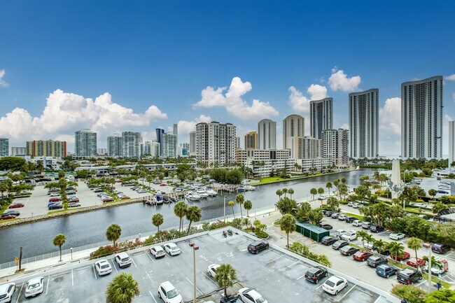 Building Photo - 500 Bayview Dr