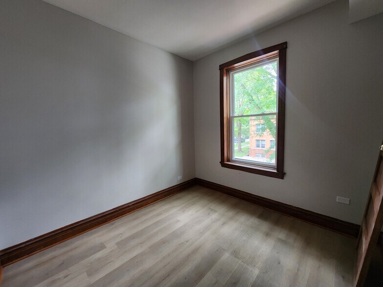 Building Photo - 5453 W Giddings St