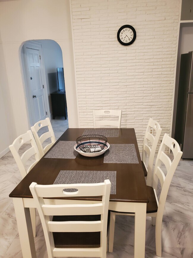 Dining table for 6 - 87 Vinton St