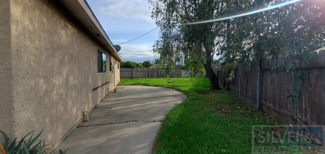 Building Photo - Three Bedroom Home In Santa Maria!