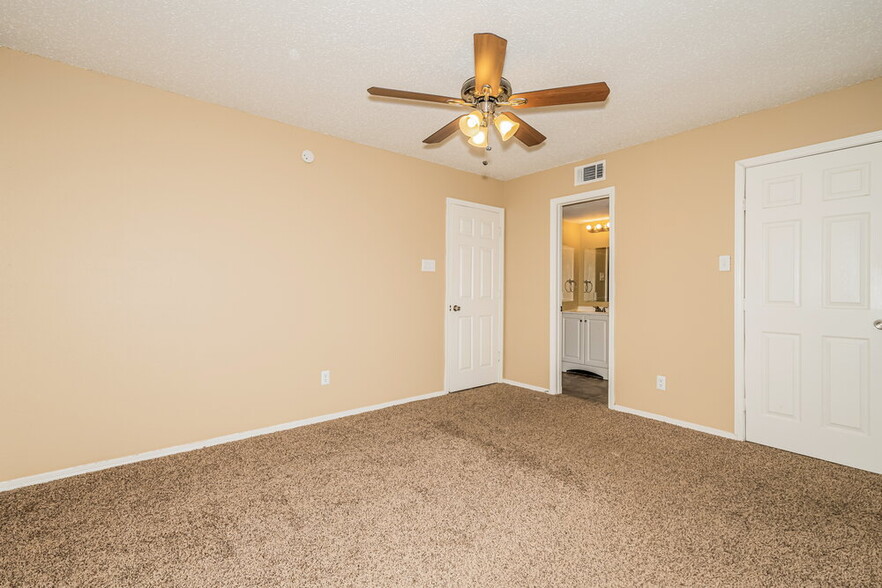 Building Photo - 1205 High Valley Dr