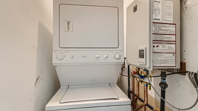 Building Photo - 4053 N Greenview Ave