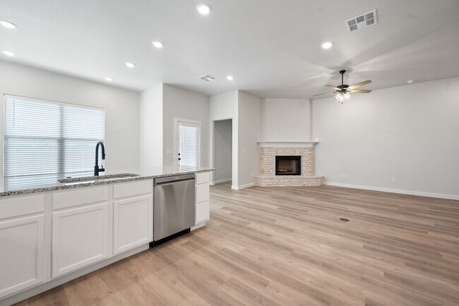 Building Photo - Pre leasing for July: 4-Bedrooms, 2-Bathroom