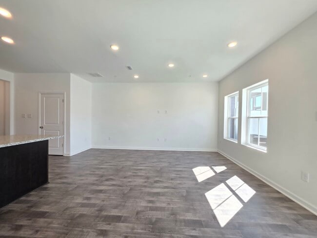 Building Photo - 222 Clement Lp