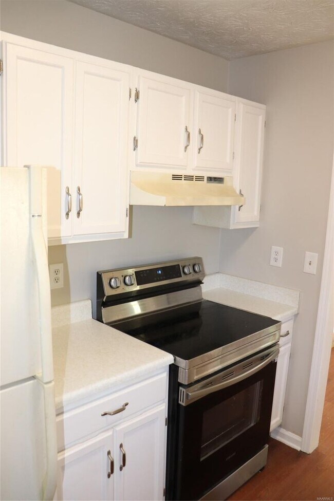 Building Photo - 760 N Burbank Dr