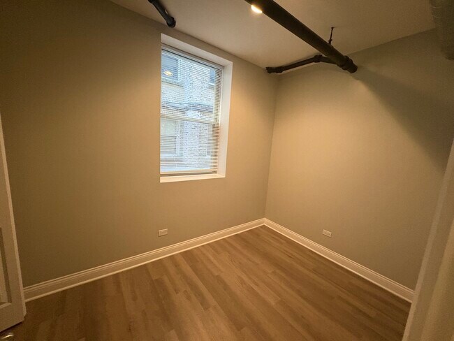 Building Photo - 1369 W Greenleaf Ave